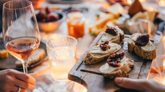 femme gourmande repas noel