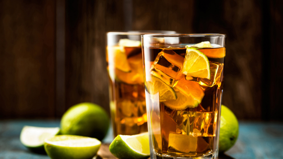 recette cocktail cuba libre : citron , cola, menthe, glaçons