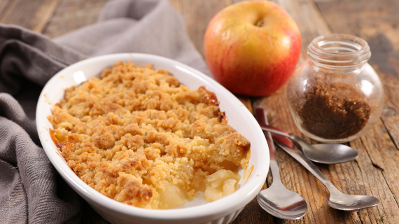 Ramequin d'un crumble aux pommes