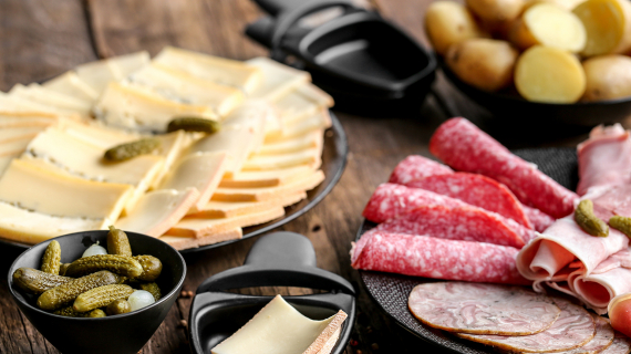 Fromage à raclette sur une pomme de terre