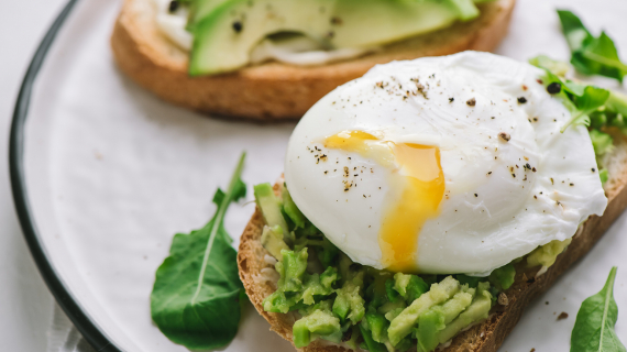 Oeufs pochés sur une tranche de pain grillée