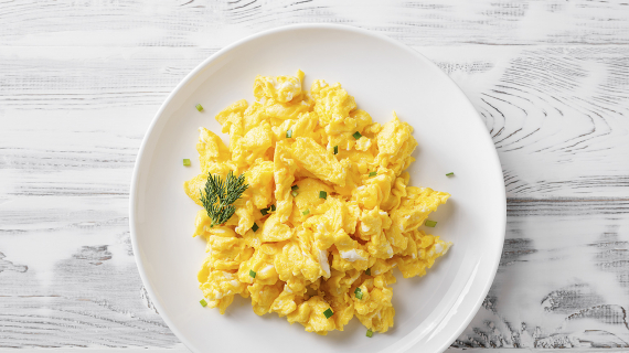 Petit déjeuner aux oeufs brouillés