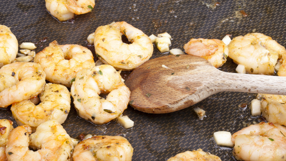 Gambas sautées à l'ail dans une poêle