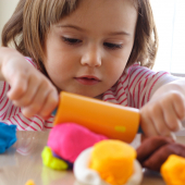 Enfant, pâte à modeler