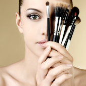 pinceaux maquillage visage blonde