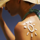 femme creme solaire dos plage