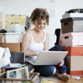 femme demenagement cartons