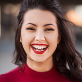 femme heureuse souriante