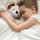 fille enfant lit sommeil peluche