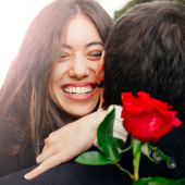 couple amoureux roses rouges