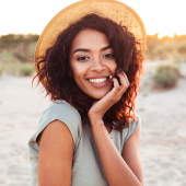 femme metisse mince coucher de soleil plage